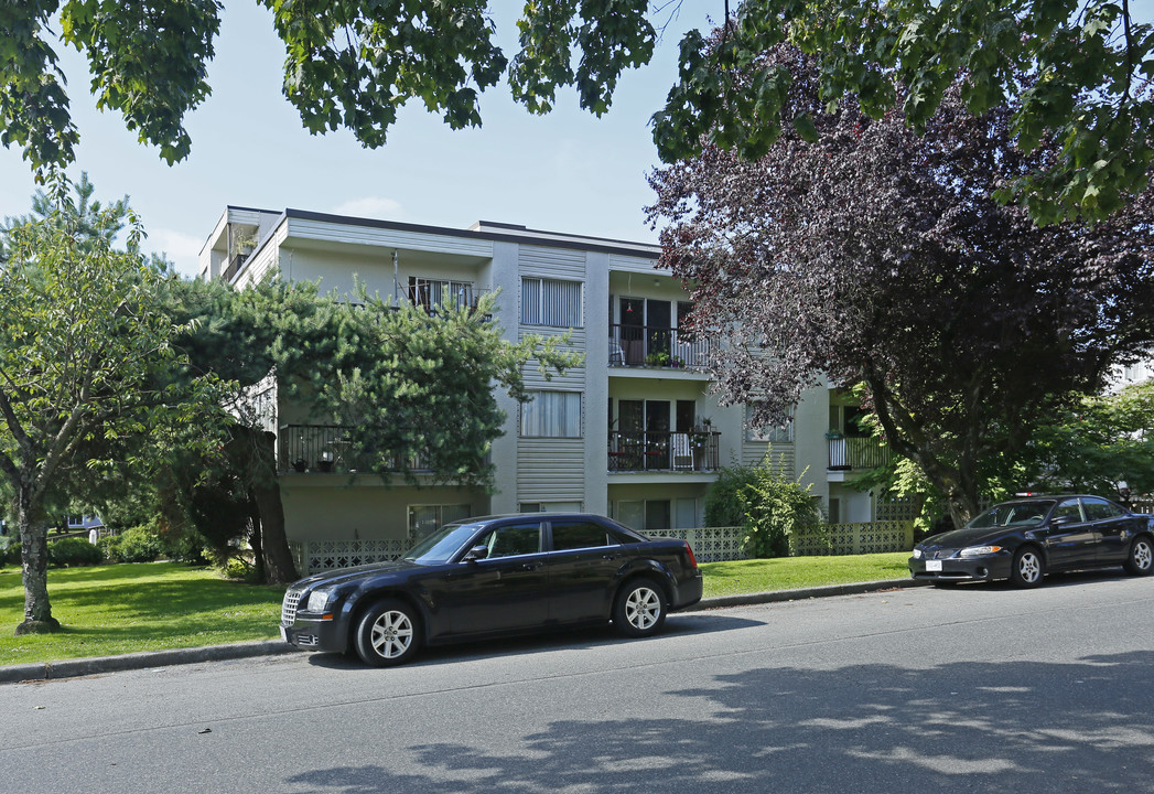 8833 Montcalm St in Vancouver, BC - Building Photo