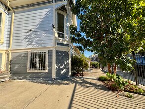 1054 24th St, Unit B in Oakland, CA - Foto de edificio - Building Photo