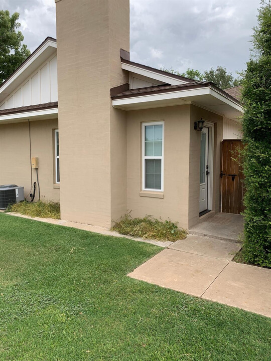 3235 64th St in Lubbock, TX - Building Photo