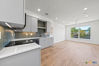 1208 N Academy Ave in New Braunfels, TX - Foto de edificio - Building Photo