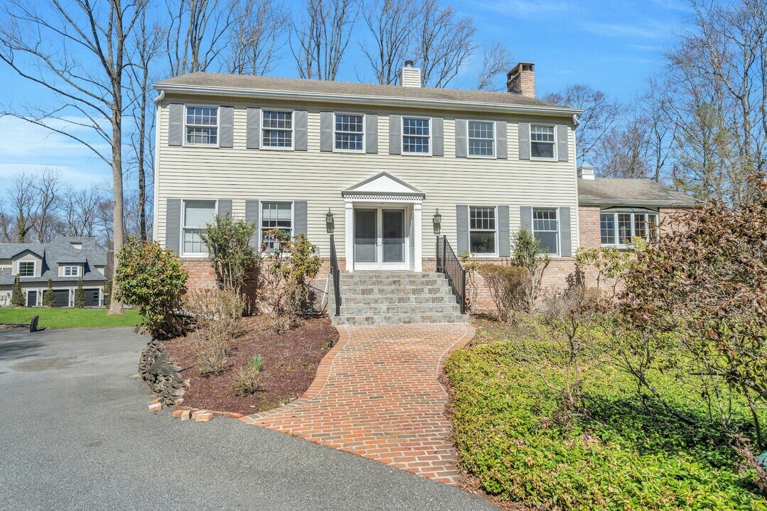 181 Upper Saddle River Rd in Montvale, NJ - Building Photo