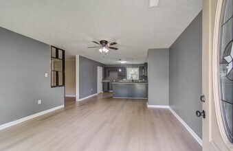 5839 Southurst St in Houston, TX - Building Photo - Building Photo