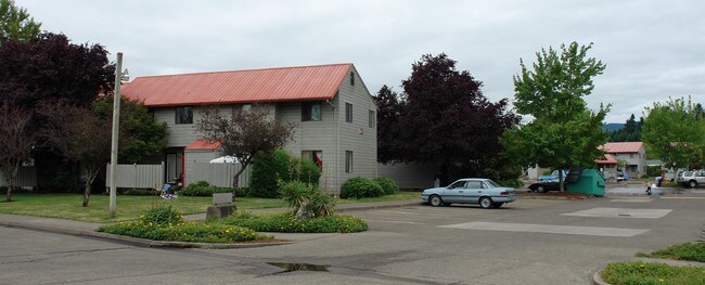 Oakcrest Family Housing in Corvallis, OR - Foto de edificio - Building Photo