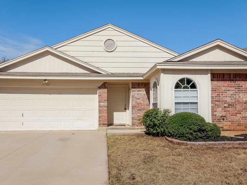 1704 Spicewood Trail in Fort Worth, TX - Building Photo