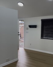 17630 Cantara St in Northridge, CA - Foto de edificio - Building Photo