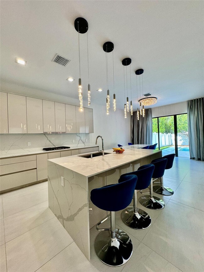 4915 Whispering Way in Fort Lauderdale, FL - Building Photo - Building Photo