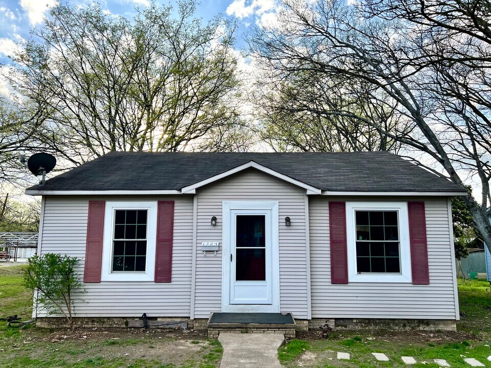 1324 Carmichael St in Malvern, AR - Foto de edificio