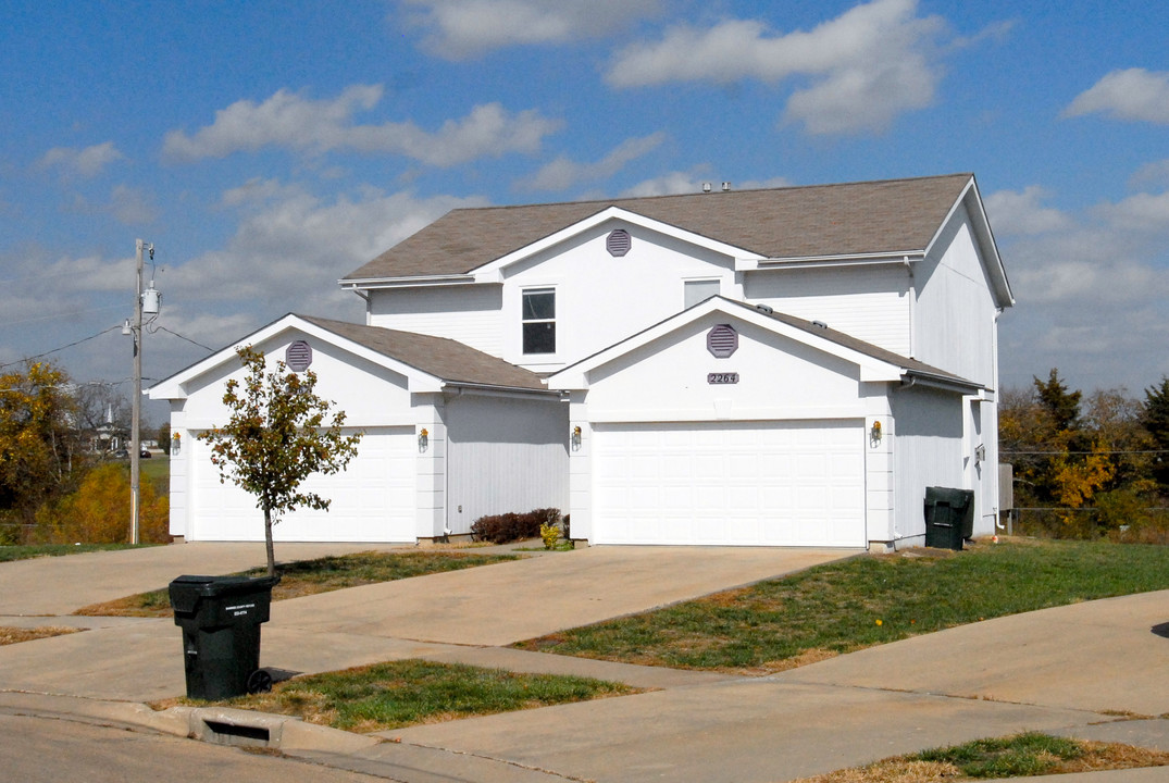West Indian Hills Townhomes in Topeka, KS - Building Photo