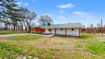 6115 Zander Rd in Hopkinsville, KY - Building Photo