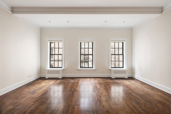 127 E 69th St in New York, NY - Building Photo - Building Photo