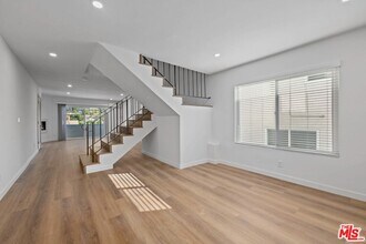 2449 Beachwood Dr in Los Angeles, CA - Building Photo - Building Photo