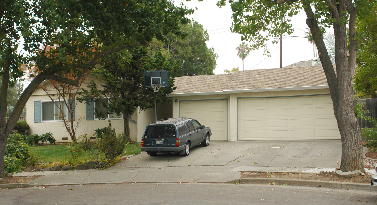 22402 S Walnut Cor in Cupertino, CA - Building Photo