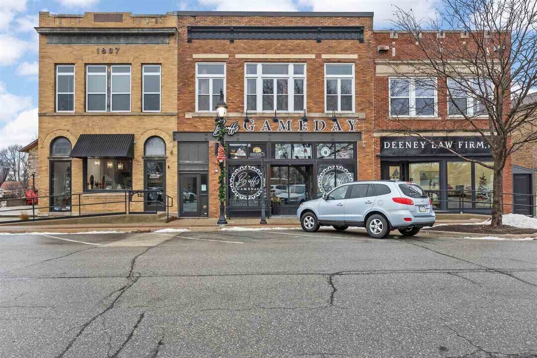 208 E Main St in Solon, IA - Foto de edificio