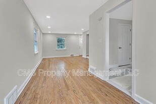 25 MacArthur Dr in Edison, NJ - Building Photo - Building Photo