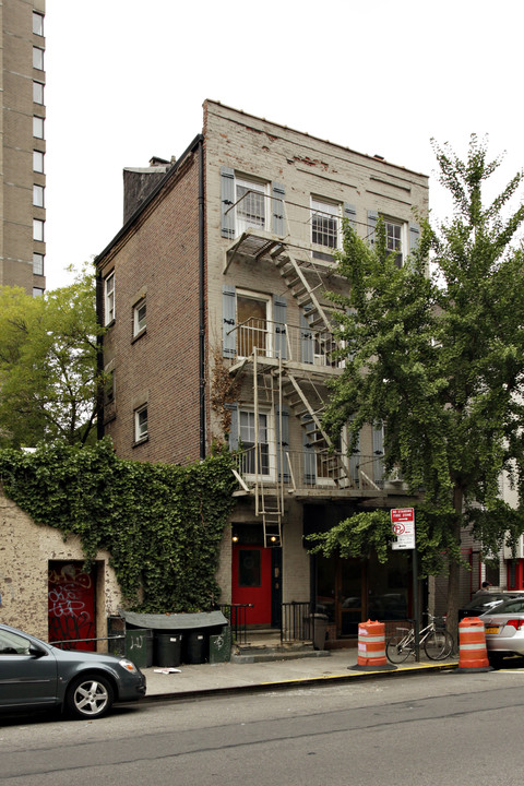 240 E 29th St in New York, NY - Building Photo