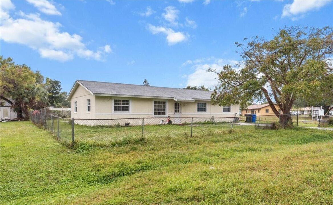 6135 Markland Ave in Ft. Myers, FL - Building Photo
