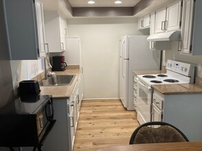 1407 N Sunrise Way, Unit 20 in Palm Springs, CA - Building Photo - Building Photo