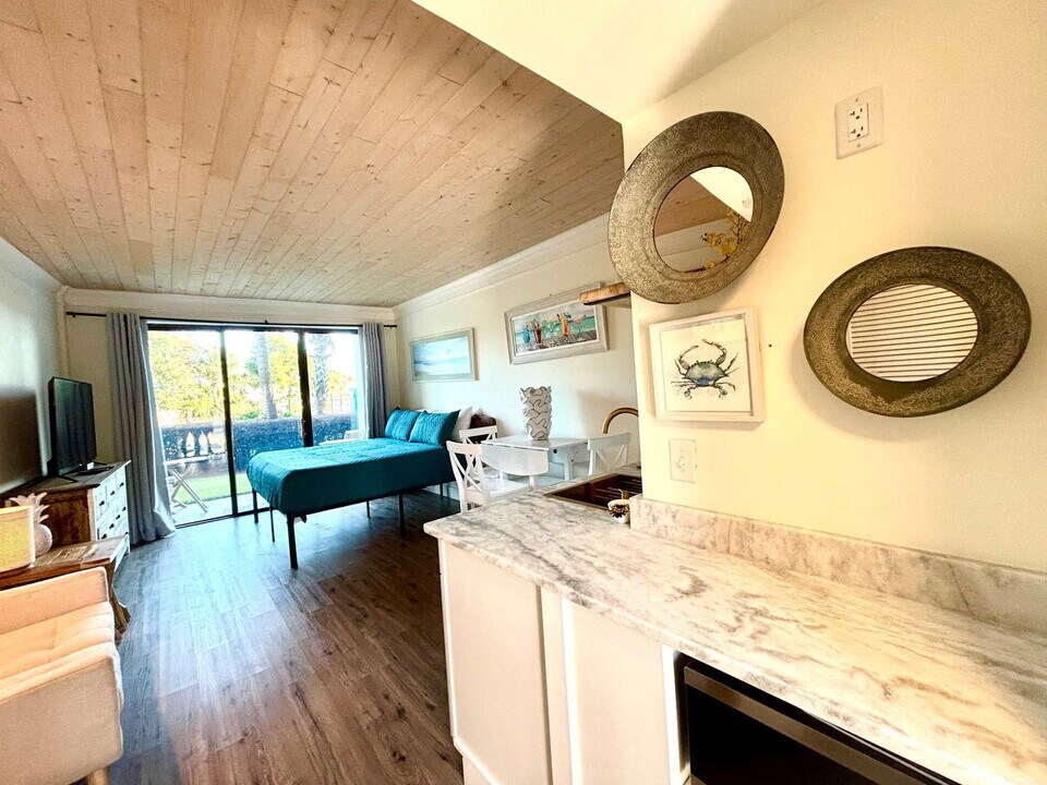 214 Miracle Strip Pkwy SW in Fort Walton Beach, FL - Building Photo