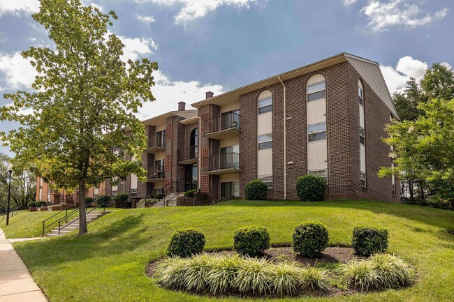 Security Park Apartments* in Baltimore, MD - Foto de edificio - Building Photo