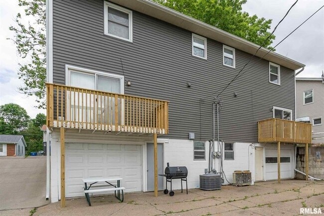 424 30th Ave in Moline, IL - Building Photo - Building Photo