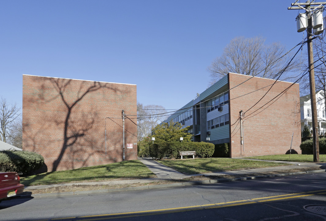 Essex Square in Bloomfield, NJ - Building Photo