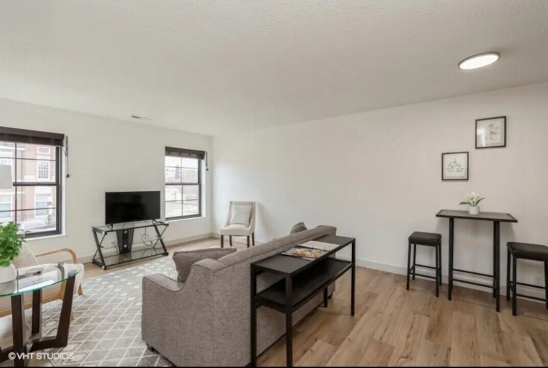 700 Liberty St in Pella, IA - Foto de edificio