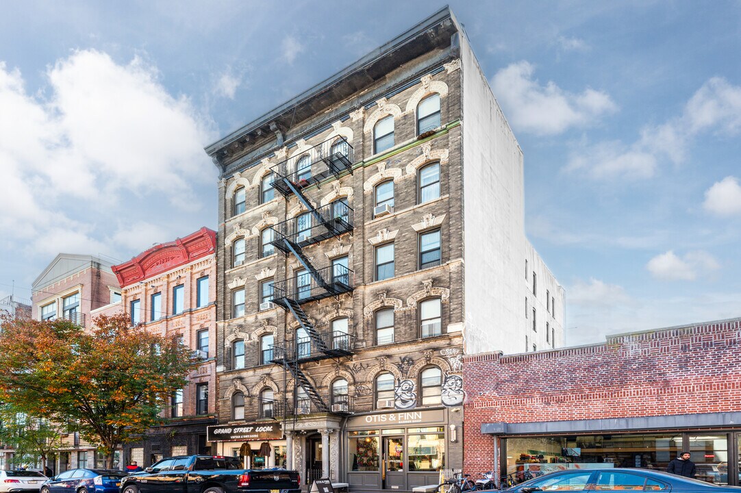 156 Grand St in Brooklyn, NY - Building Photo