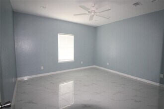 956 County Rd 281 in Alvin, TX - Building Photo - Building Photo