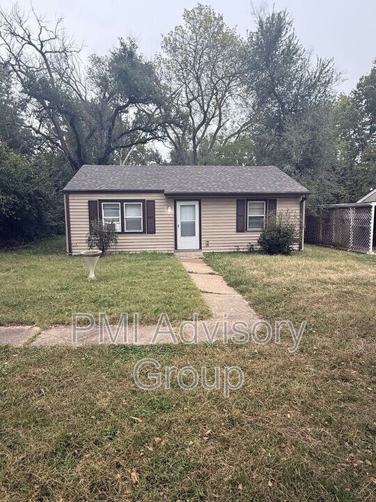305 SE 33rd Terrace in Topeka, KS - Building Photo