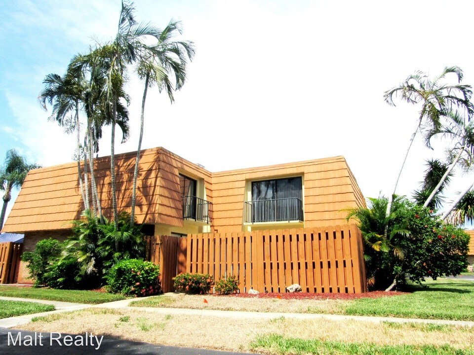 1706 Park Meadows Dr in Ft. Myers, FL - Building Photo