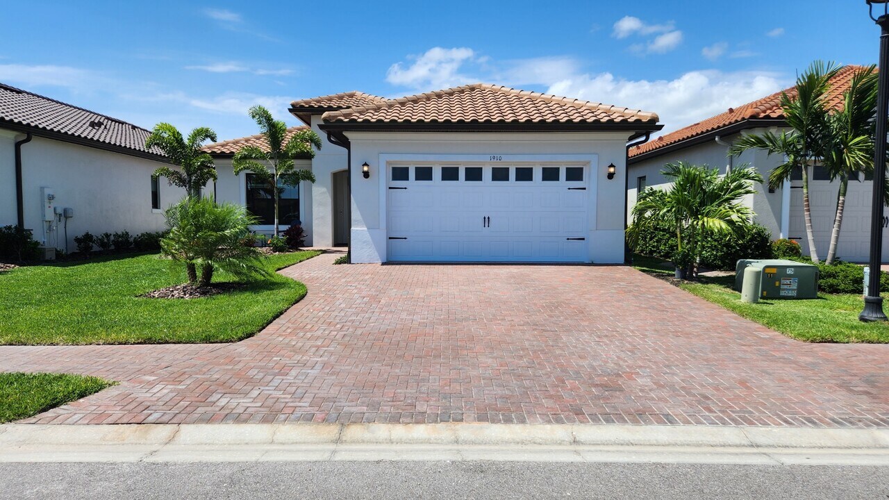 1910 5th St E in Palmetto, FL - Building Photo