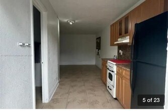 48 SW 11th St in Dania Beach, FL - Foto de edificio - Building Photo