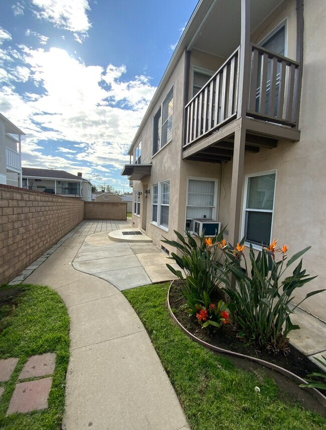 1721 N Glenoaks Blvd in Burbank, CA - Foto de edificio - Building Photo