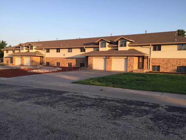 502 W 39th St, Unit B in Hays, KS - Building Photo - Building Photo