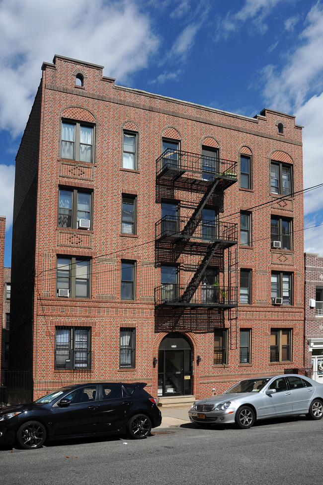 23-52 33rd St in Long Island City, NY - Foto de edificio - Building Photo