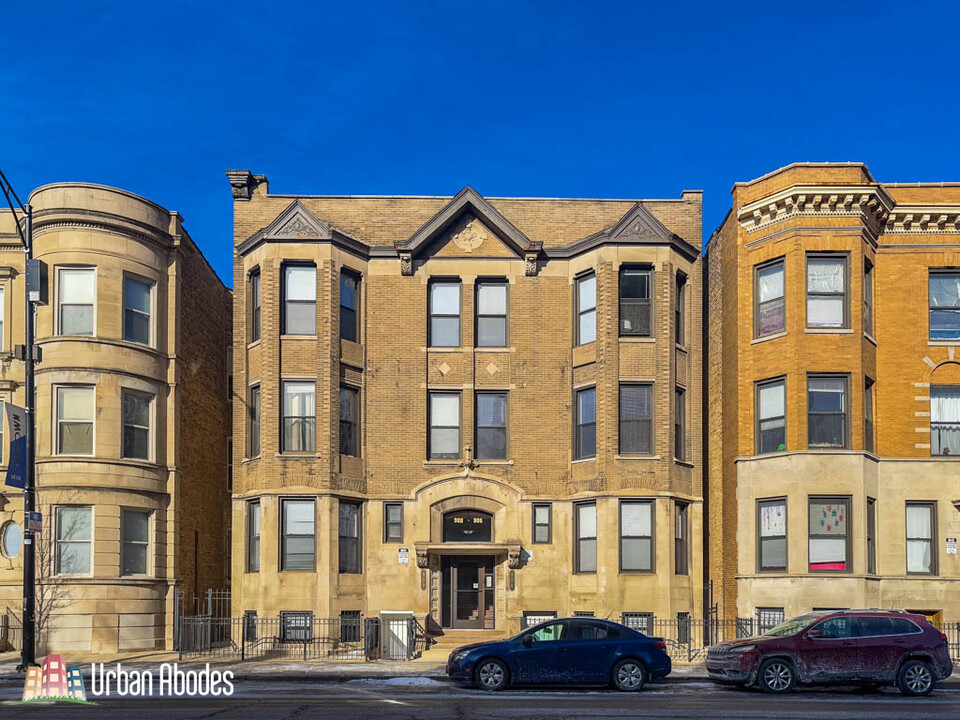 909 W Montrose Ave, Unit M02B in Chicago, IL - Foto de edificio