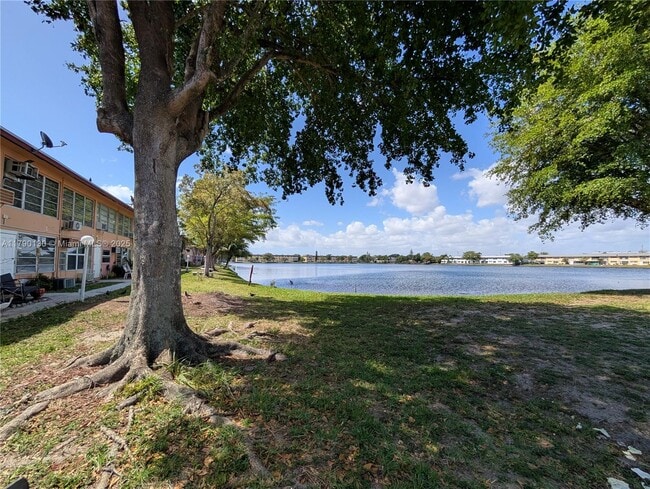 19080 NE 3rd Ct in Miami, FL - Foto de edificio - Building Photo