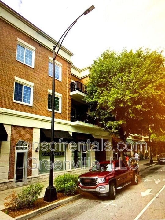 10 E Washington St in Greenville, SC - Foto de edificio