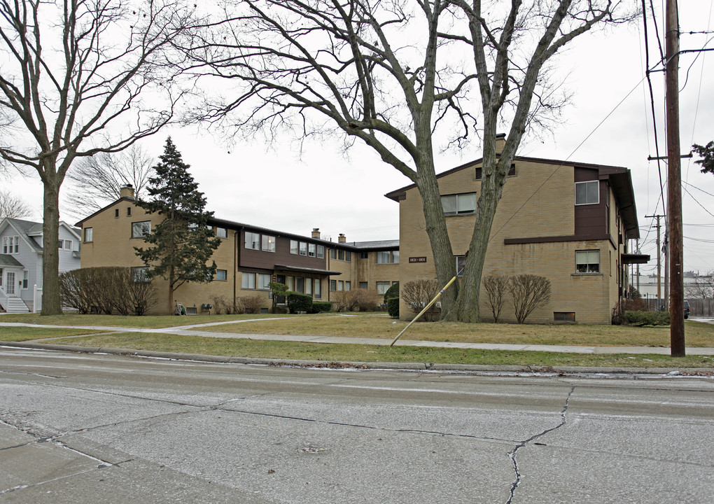 Maplegrove Manor in Royal Oak, MI - Building Photo