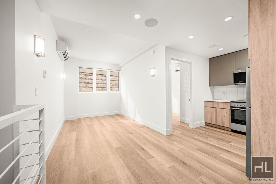 BRUCKNER BOULEVARD in Bronx, NY - Building Photo