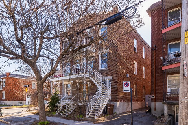 2400-2408 Saint-Zotique St E in Montréal, QC - Building Photo - Building Photo