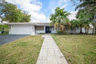 16770 Lakeview Ct in Weston, FL - Building Photo