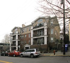 2328 NW Glisan St in Portland, OR - Building Photo