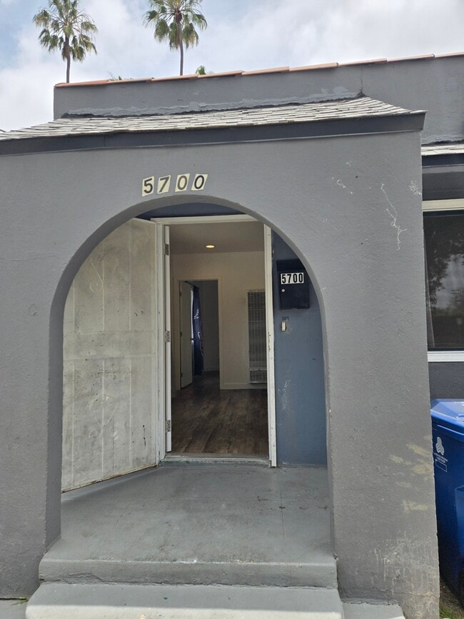 5700 S Van Ness Ave