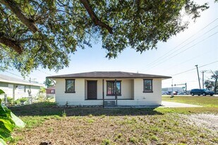 1607 18th St E in Palmetto, FL - Building Photo