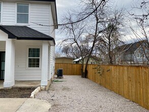 7617 Carver Ave in Austin, TX - Foto de edificio - Building Photo