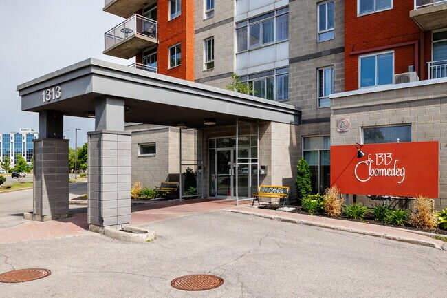 1313 Chomedey Boul in Laval, QC - Building Photo - Building Photo