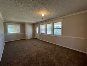 107 NE 6th St in Moore, OK - Foto de edificio - Building Photo