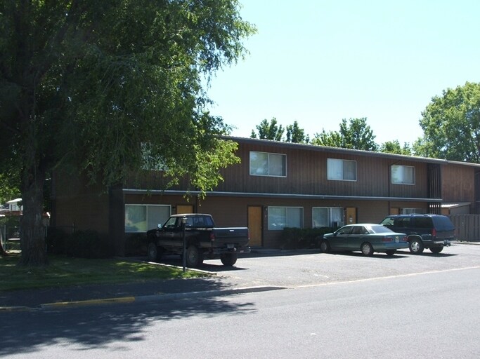 115 NE A St in Madras, OR - Building Photo