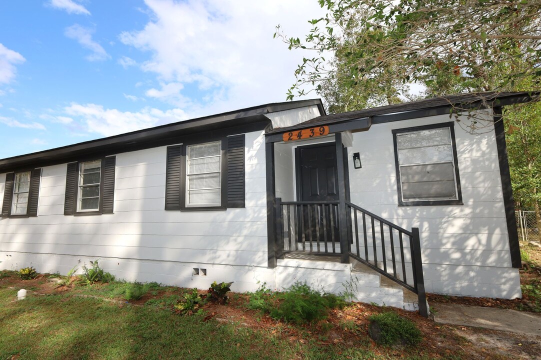 2439 University Dr in Valdosta, GA - Foto de edificio